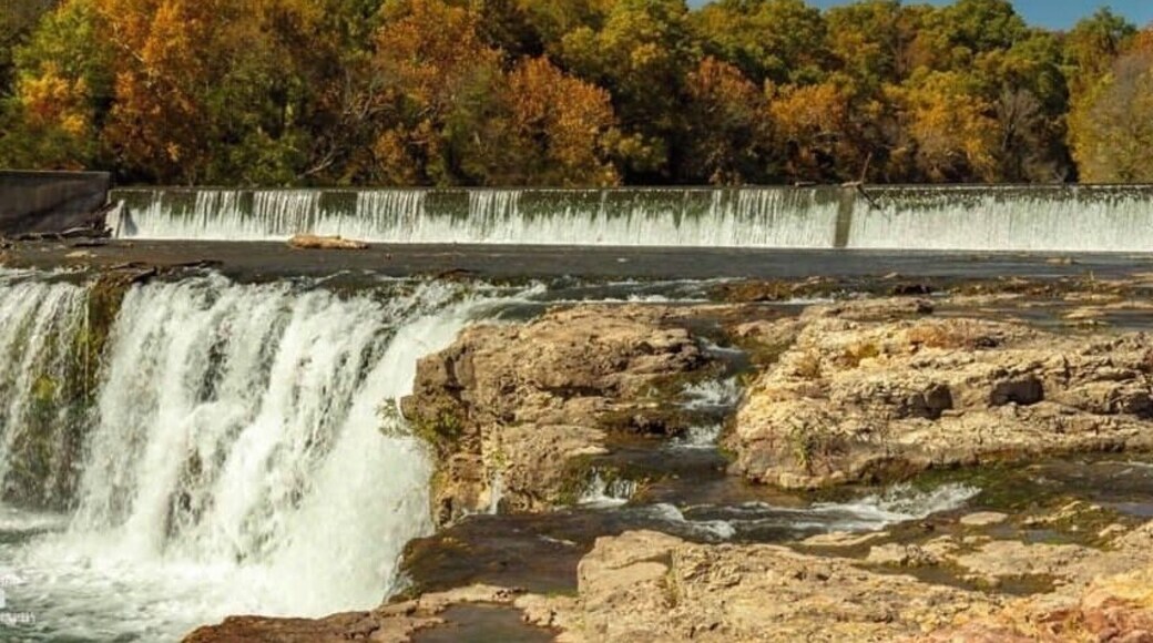 Grand Falls in Joplin, Missouri is a beautiful place to visit #missouri #ozarks #joplin