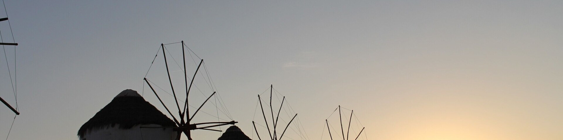 🌾 #mykonos #sunset #windmills #wutheringheights #cyclades #greece #wanderlust #endlesssummer #goldenhour #LifeAtExpedia #wewhotravel