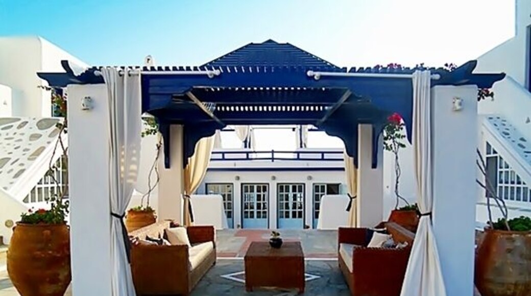 It is built in layers almost next to the sea and will win you with the first glance. Upon arrival the guests are impressed by the lobby and reception area. The hotel rooms are spacious, decorated in Cycladic theme and colors, with comfortable furniture and a private balcony.
www.sanmarco.gr