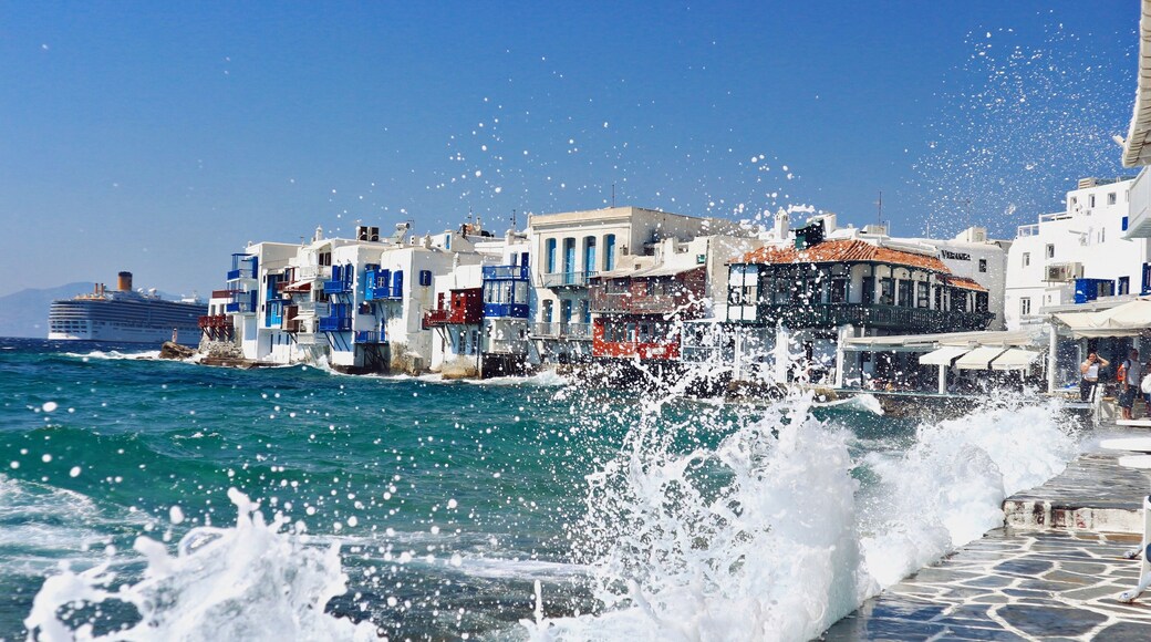 Watch out with the splashing waves along the way or you’ll get drench!
#littlevenice #Mykonos #Greece #nature #wonder #waves