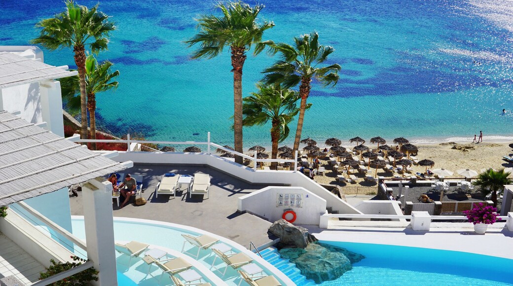 Facing the psarou beach