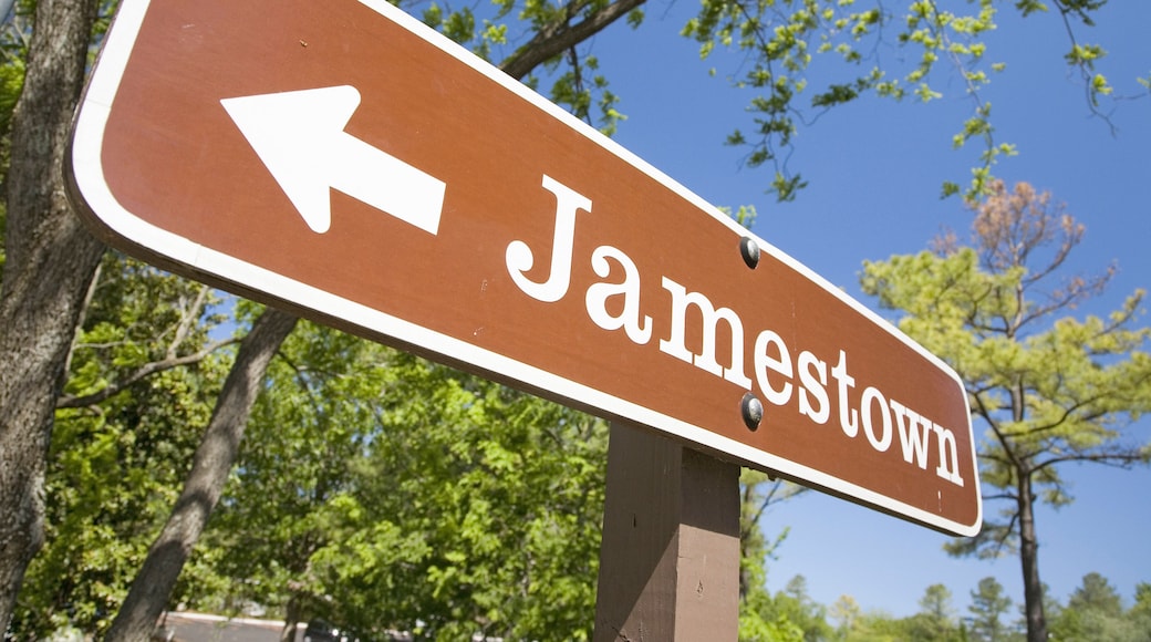 Street sign pointing to Jamestown Settlement in Colonial Williamsburg, Virginia, the site of the 1607 English Colony