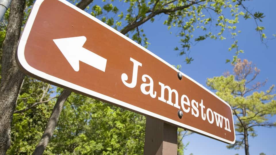 Street sign pointing to Jamestown Settlement in Colonial Williamsburg, Virginia, the site of the 1607 English Colony
