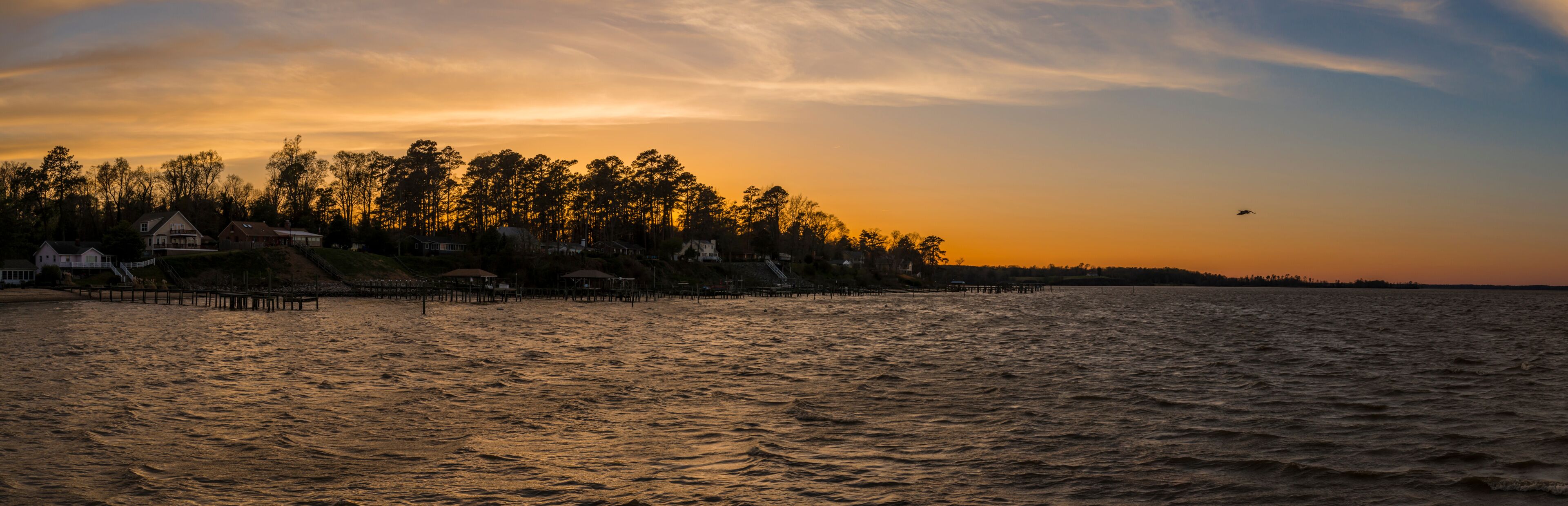 Houses in the shorefront the James river in Jamestown 