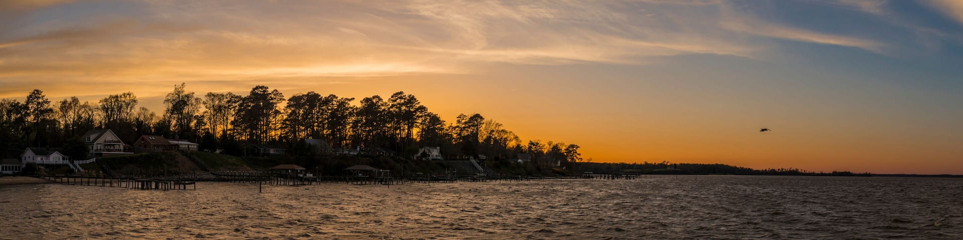 Houses in the shorefront the James river in Jamestown