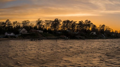 Houses in the shorefront the James river in Jamestown