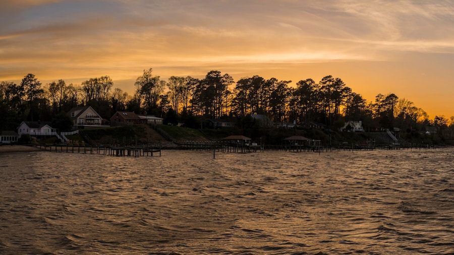 Houses in the shorefront the James river in Jamestown