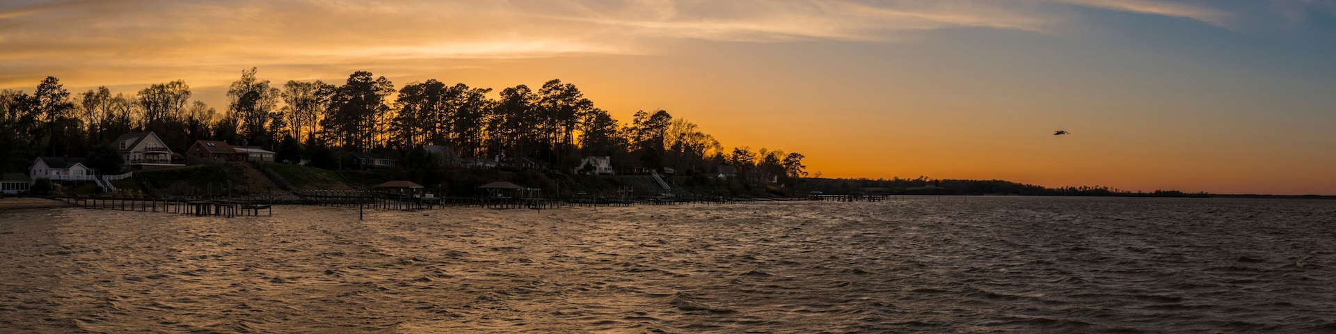 Houses in the shorefront the James river in Jamestown