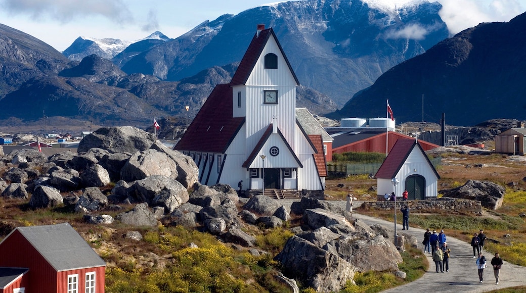 Nanortalik featuring a small town or village and mountains