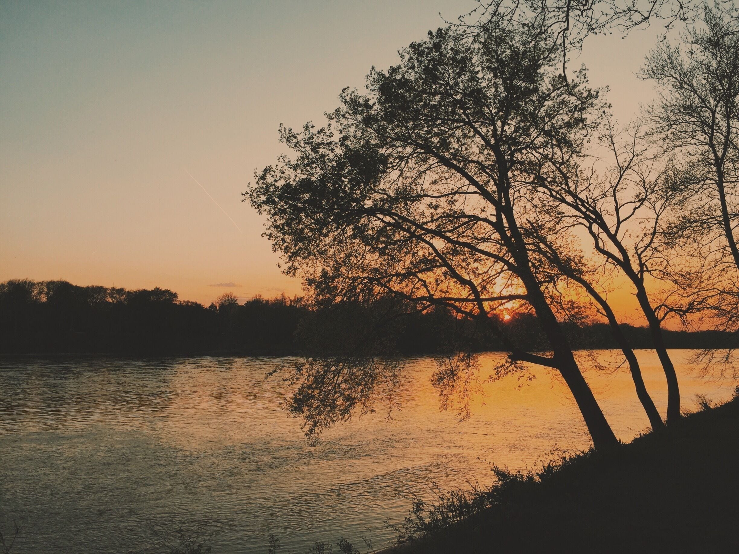 Sunset by the River 
#river #sunset #goldenhour