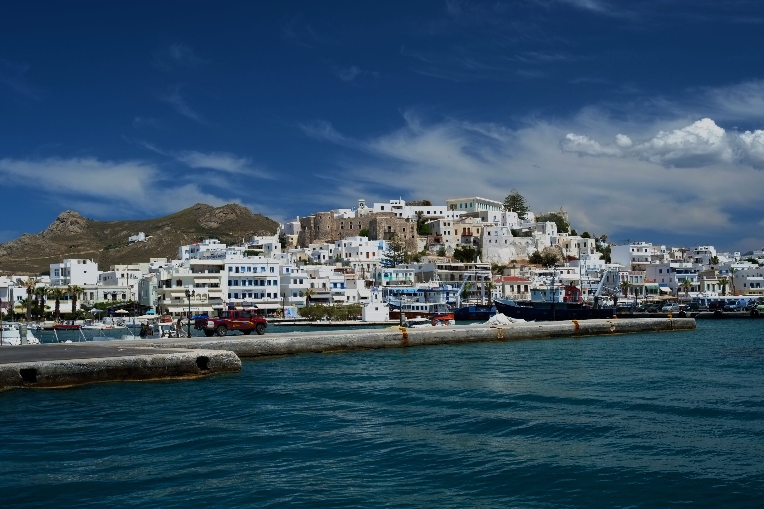 When in Naxos, you shouldn’t miss to visit the picturesque Old Town, which is one of the best sightseeing on the island.
This Medieval place is situated in the west side of the island and it has managed to keep a traditional and unique character, despite emerging to a famous travel destination.