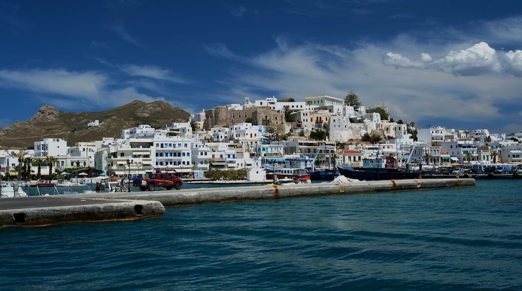 When in Naxos, you shouldn’t miss to visit the picturesque Old Town, which is one of the best sightseeing on the island.
This Medieval place is situated in the west side of the island and it has managed to keep a traditional and unique character, despite emerging to a famous travel destination.