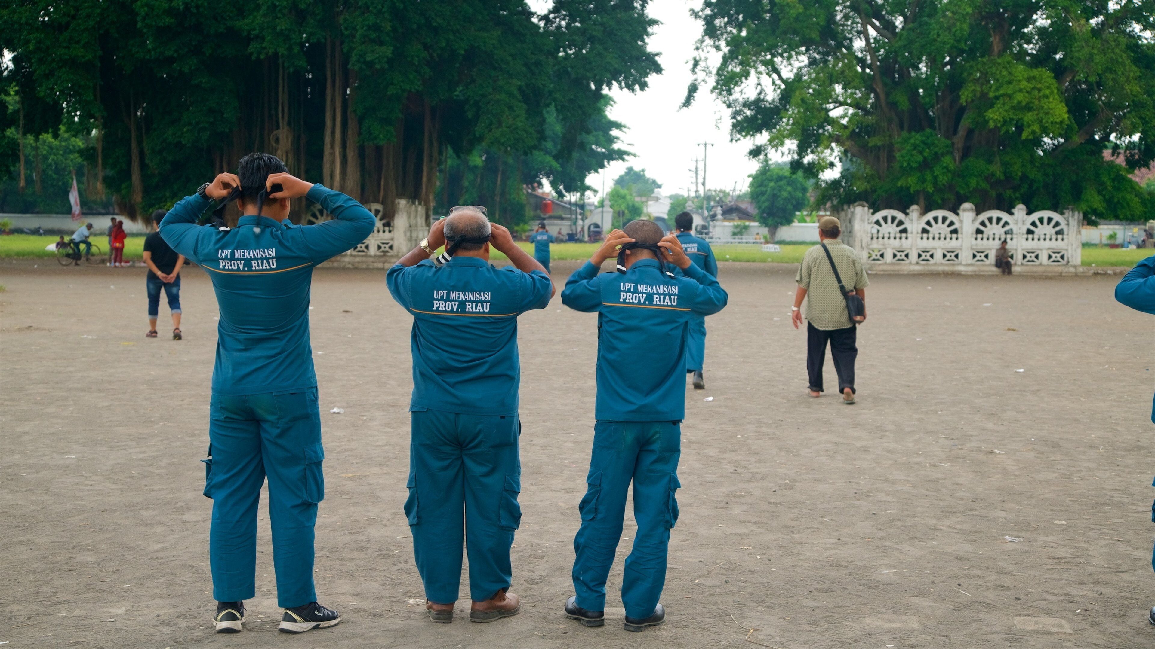 Yogyakarta montrant parc aussi bien que petit groupe de personnes