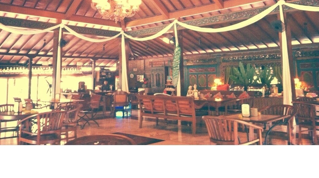 A quaint breakfast with soft gamelan music in the background. Unlike typical rowdy & noisy mass hotel buffet.