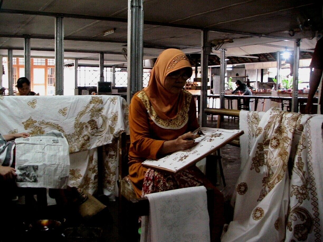 From Nyl Album 2011
Batik Plentong
Yogjakarta, Indonesia

Get chance to visit this place "Batik Plentong" 
balik plentong is a batik boutique where you can buy indonesia batik.
Not only shopping,  they also gives free guided tours of the batik process, from start drawing till the end.