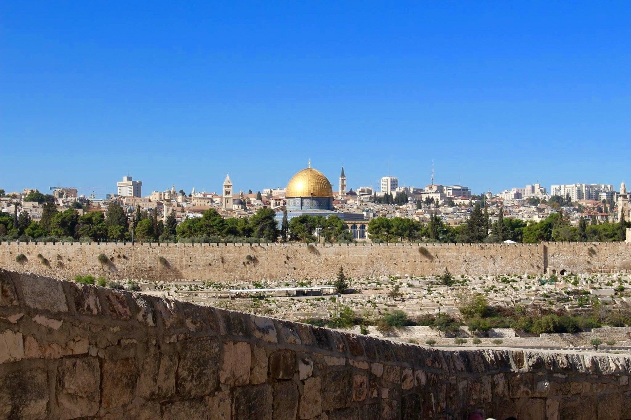 La Cúpula de la Roca con la mezquita Al-Aqsa al fondo, el Muro Occidental y la Ciudad Vieja de Jerusalén.