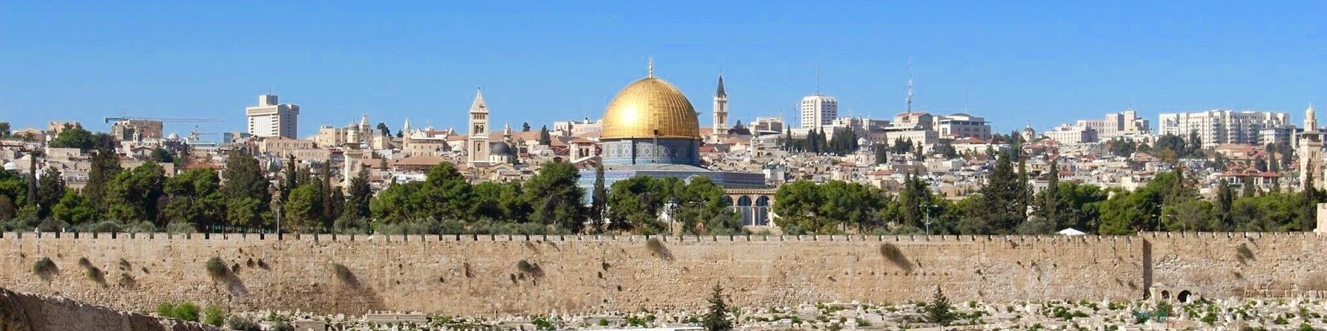 La Cúpula de la Roca con la mezquita Al-Aqsa al fondo, el Muro Occidental y la Ciudad Vieja de Jerusalén.