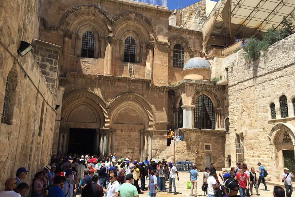 Un edificio histórico de piedra con arcos y una cúpula.
