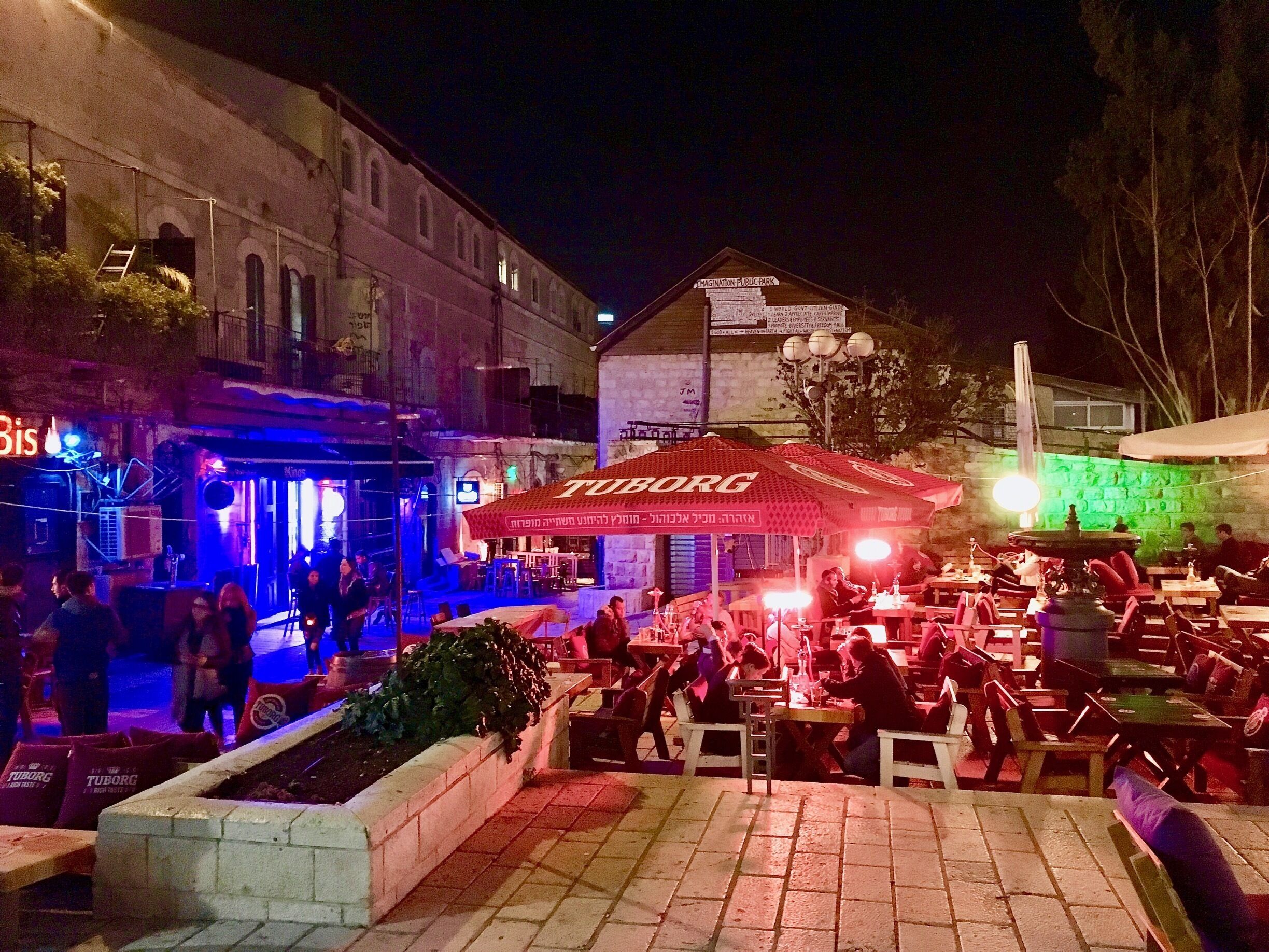 Like the locals to enjoy the peaceful Sabbath Night at Soho Pub and it’s lively outdoor patio, is located near light train runs only Jaffa Street in Jerusalem.
#Jerusalem #Israel #TroveOnTuesday #nightlife #Sabbath #patio #pub