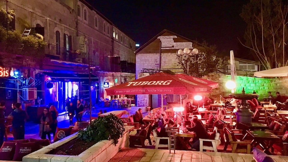 Like the locals to enjoy the peaceful Sabbath Night at Soho Pub and it’s lively outdoor patio, is located near light train runs only Jaffa Street in Jerusalem.
#Jerusalem #Israel #TroveOnTuesday #nightlife #Sabbath #patio #pub