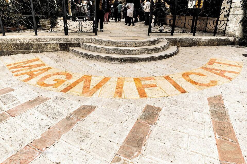 Uma área revestida com azulejos e a palavra 'MAGNETIC' em letras grandes.