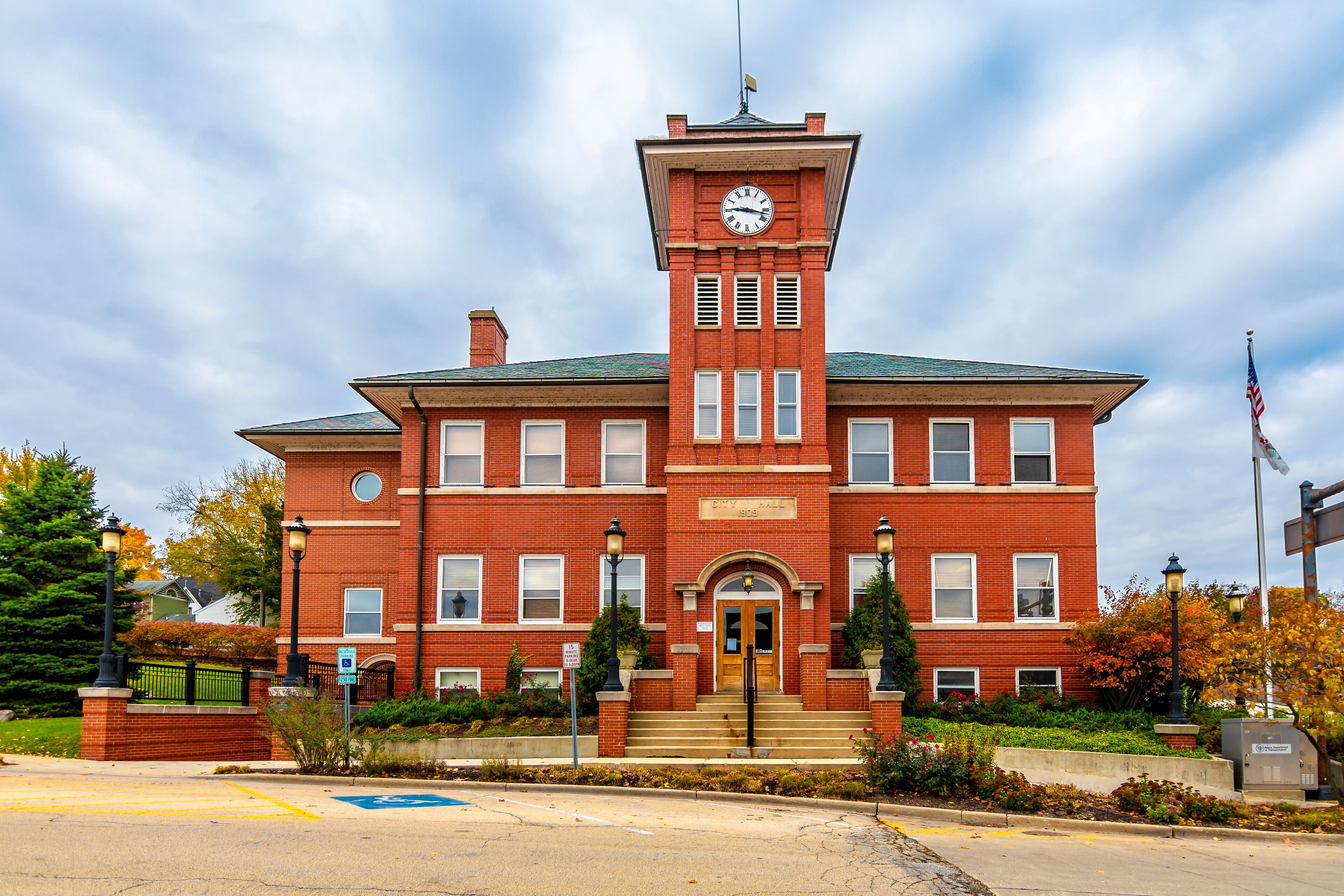 Dundee Town street view in Illinois State of USA