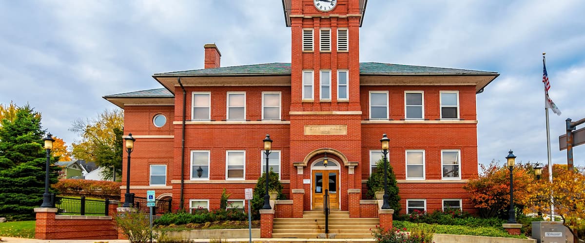 Dundee Town street view in Illinois State of USA