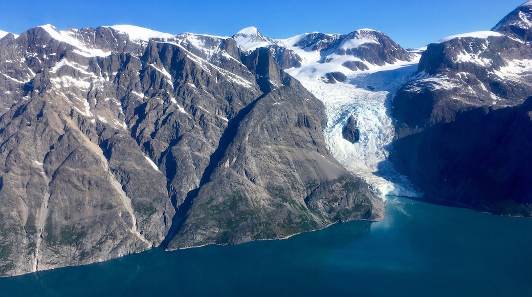 I have been working as a nurse in Greenland for nearly 4 months now and this country still amazes me.
One day at work, I had to evacuate a patient who was going to Denmark for medical treatment. We flew from Maniitsoq to Kangerlussuaq in a helicopter and saw this stunning view 😍