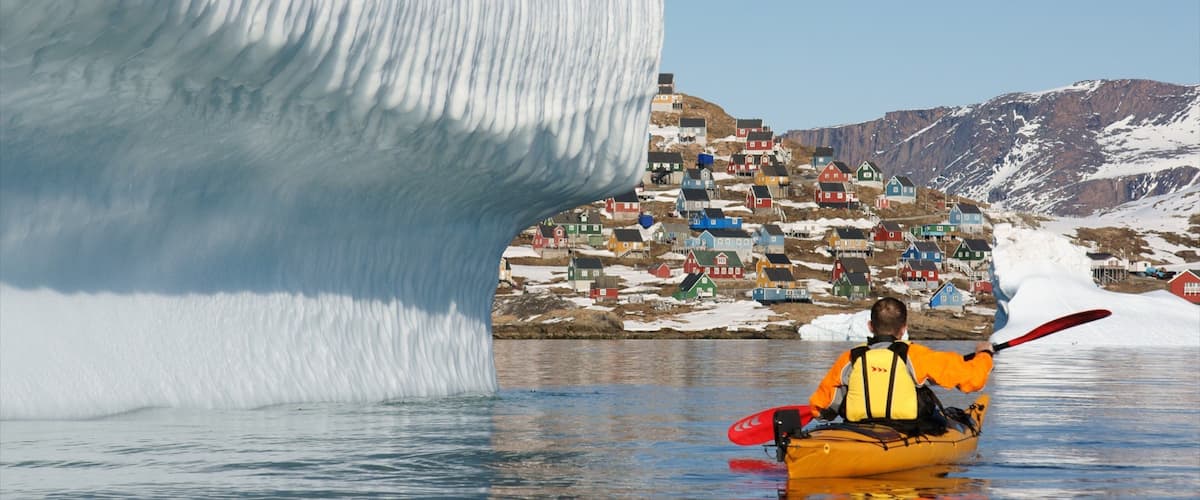 Upernavik montrant neige, petite ville ou village et montagnes