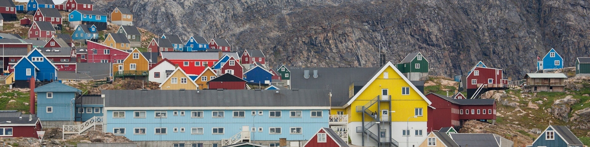Upernavik que inclui montanhas, uma cidade pequena ou vila e litoral acidentado