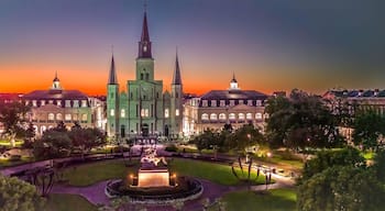 Une cathédrale historique, dotée de nombreuses flèches, entourée de jardins bien éclairés et agrémentée d’une fontaine centrale.