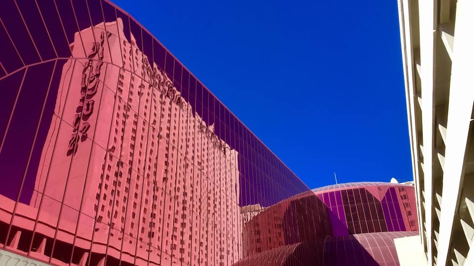 Un bâtiment moderne doté d’une façade incurvée et d’un grand logo bien visible.