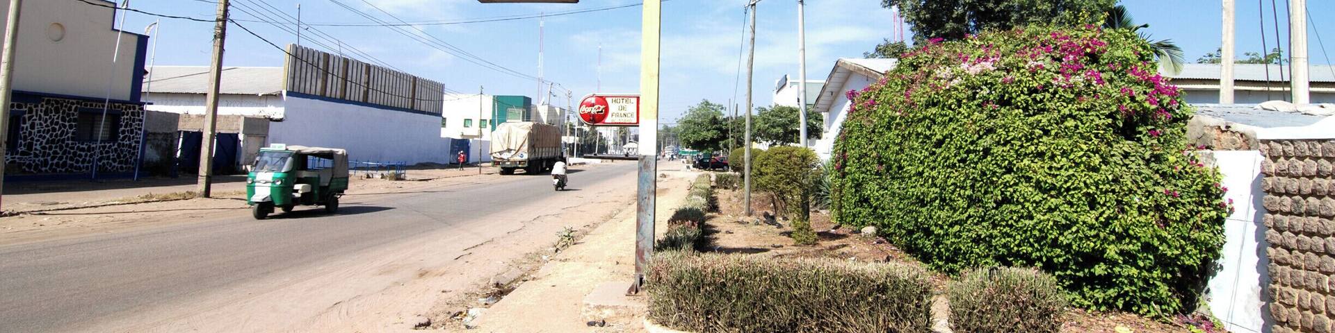 Built in the 1920s when Nigeria was under the British, the hotel is an oasis of peace hidden in Tafawa Balewa Rd between Bompai Rd and Murtala Muahammed Way. The beautiful and airy restaurant (chess floor and solid wooden doors) has the sleepy charm of a place that went through so much, and nonetheless is still there. Hausa-owned and managed since a couple of generations, the Hotel the France was built and originally owned by… yes, a French family.