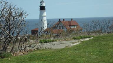 Nothing is quite like driving the coast of Maine. Saw the mansion of George H. Bush in Kennibunkport (he also has a mansion in Texas where there is no state tax.
