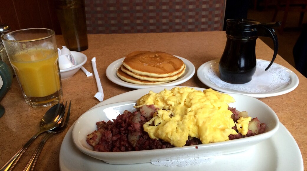 A trip to Cleveland can't be complete without eating something containing corned beef. This corned beef hash with a stack of buttermilk pancakes hit the perfect spot for me. Breakfast of champions.