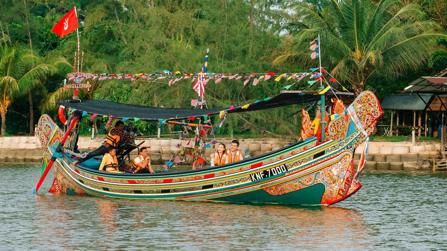 Kota Bharu which includes sailing as well as a small group of people