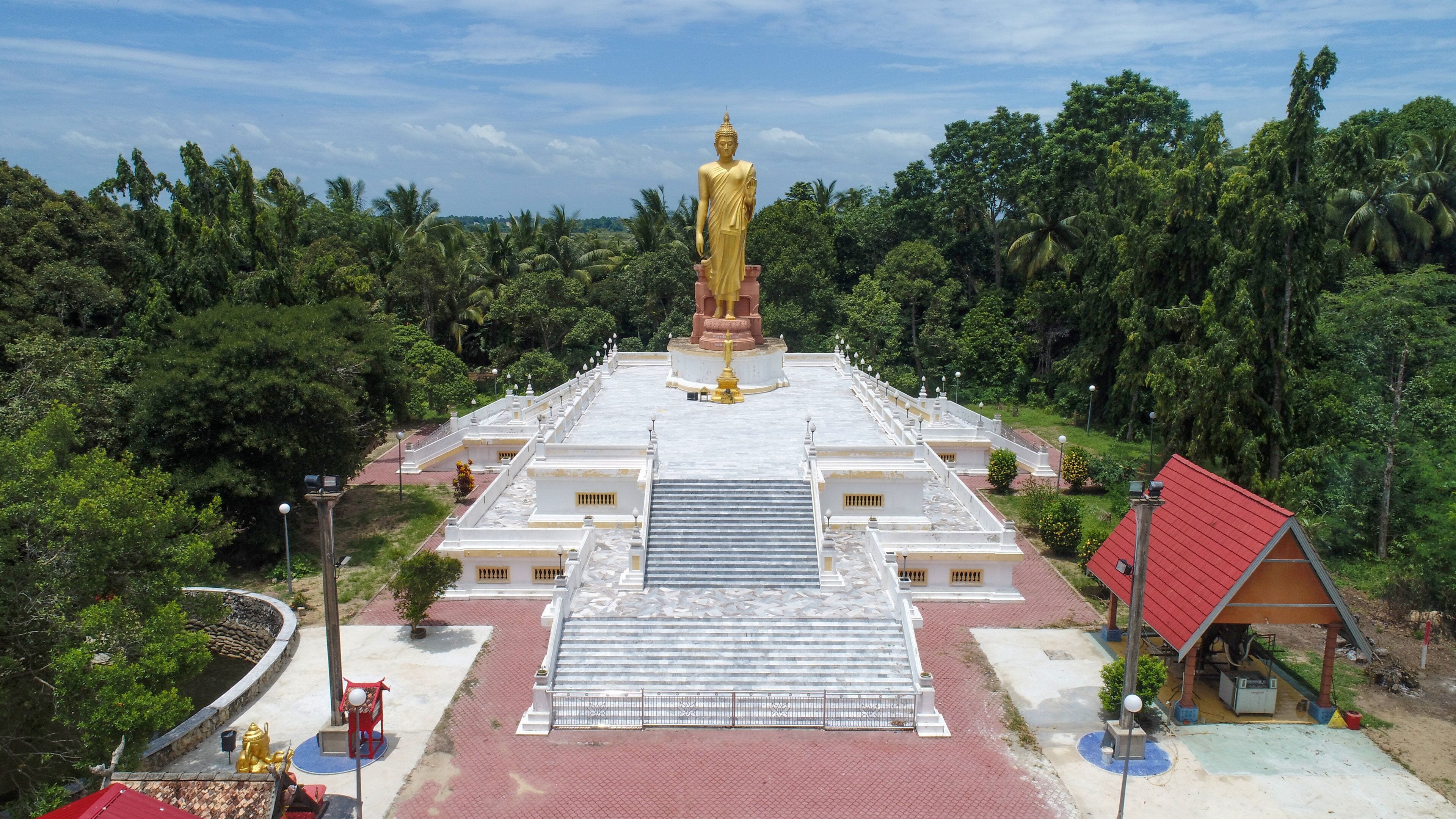 Kota Bharu featuring landscape views and a monument
