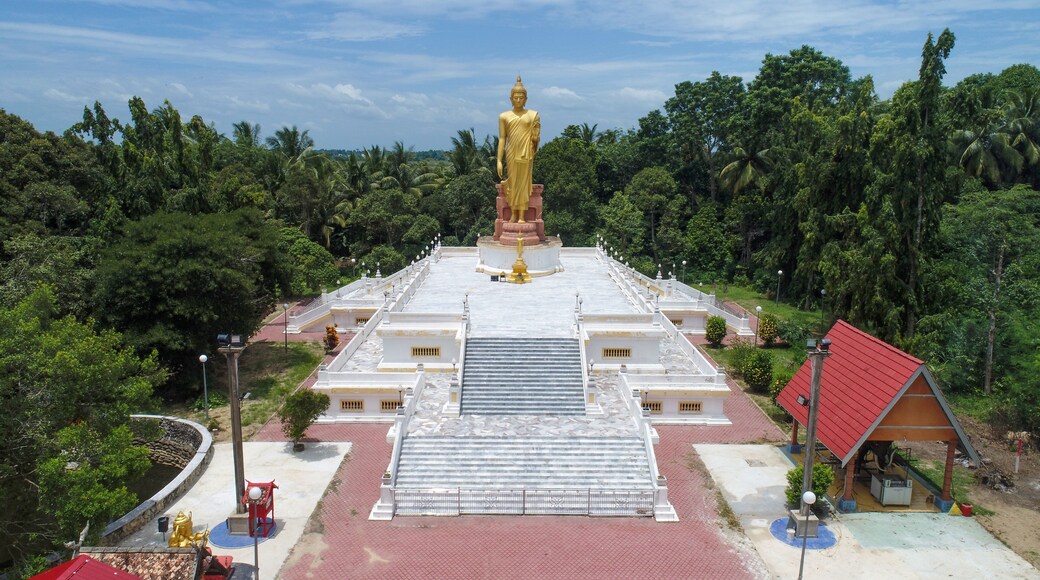 Kota Bharu featuring landscape views and a monument