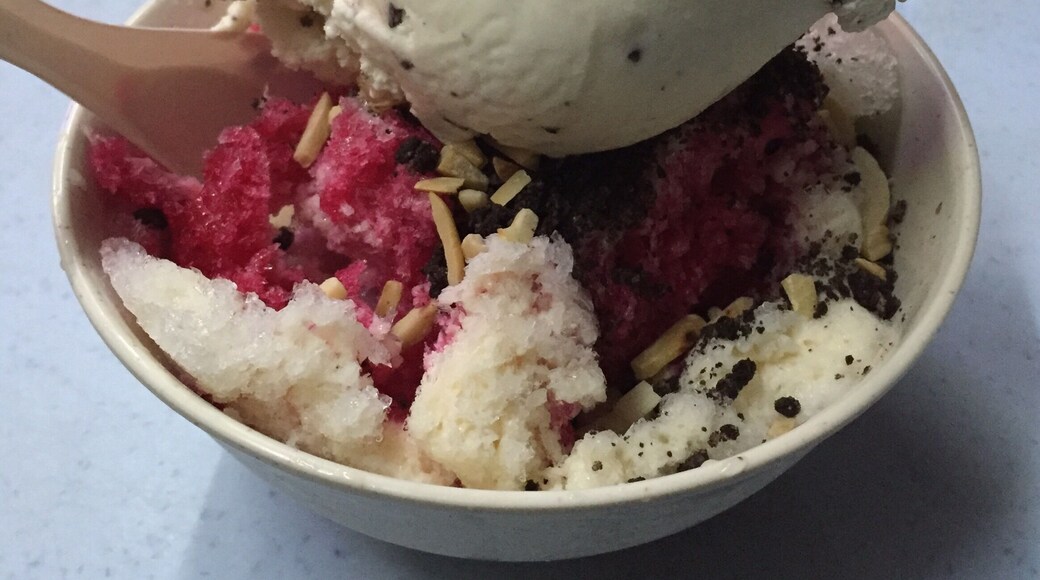 Besides the burgers and spaghetti go for the ice kacang. Superb!