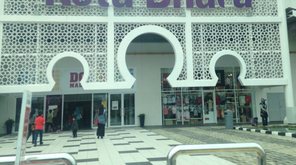 Big hypermarket in Kota Bharu. Easily accesible by local or tourists. Its operation hours from 10am to 9.30pm and is closed from 12.15-2.30pm only on Friday due to Friday prayer.