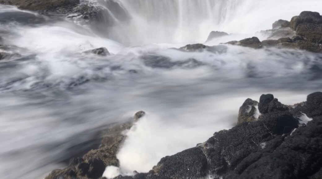 The water all goes in then sinks down and explodes up, very cool sight to see and there are other cool spots right near it to see as well from the waves