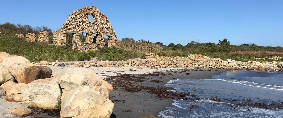 How cool is it to see #ruins on a beach?