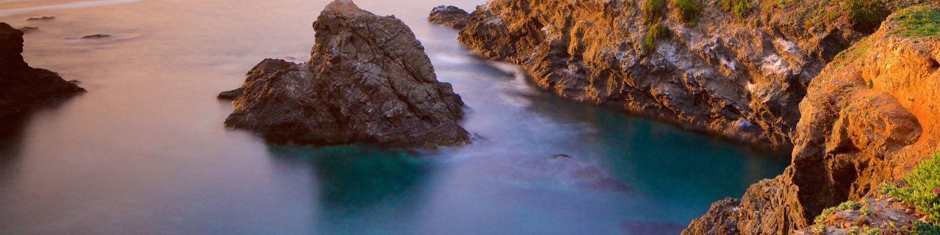 Mendocino som visar en solnedgÄng, klippig kustlinje och kustutsikter