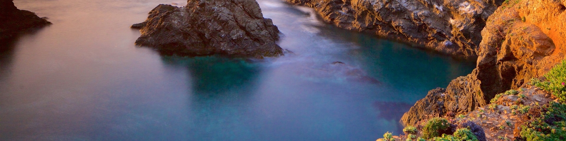 Mendocino caracterizando litoral rochoso, paisagens litorâneas e um pôr do sol
