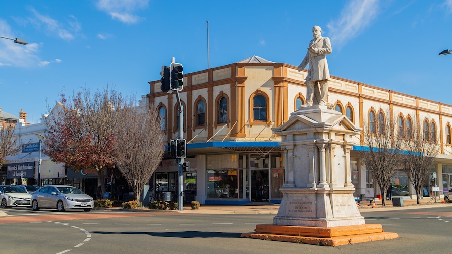 Warwick showing a statue or sculpture and heritage elements