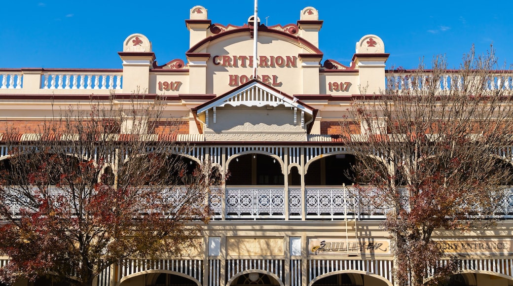 Warwick featuring signage and heritage elements