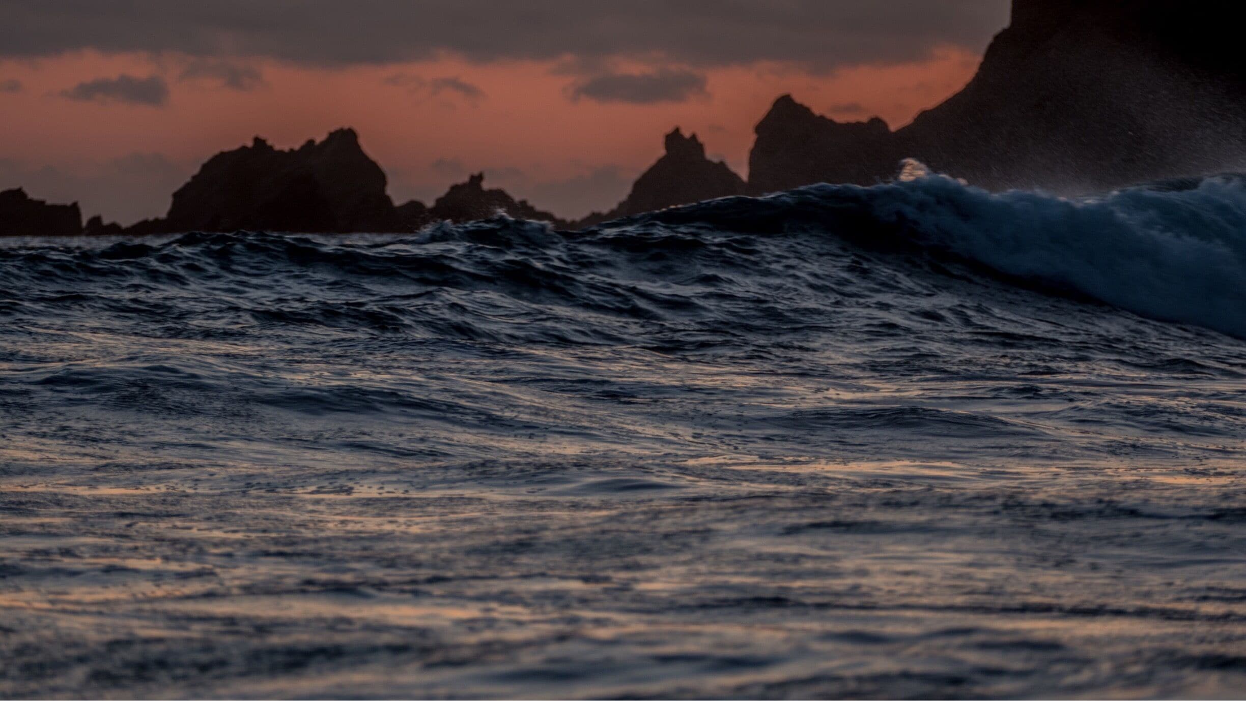 We had a whale of a time going for a swim during a moody sunset at Pfeiffer Beach close to Big Sur. Violett sand and a natural bridge complete this idyllic  scenery. Spotted some sea lions as well.
#AquaTrove
#roadtrip
#sunsetlovers 
#outdoors
#sunset
#California