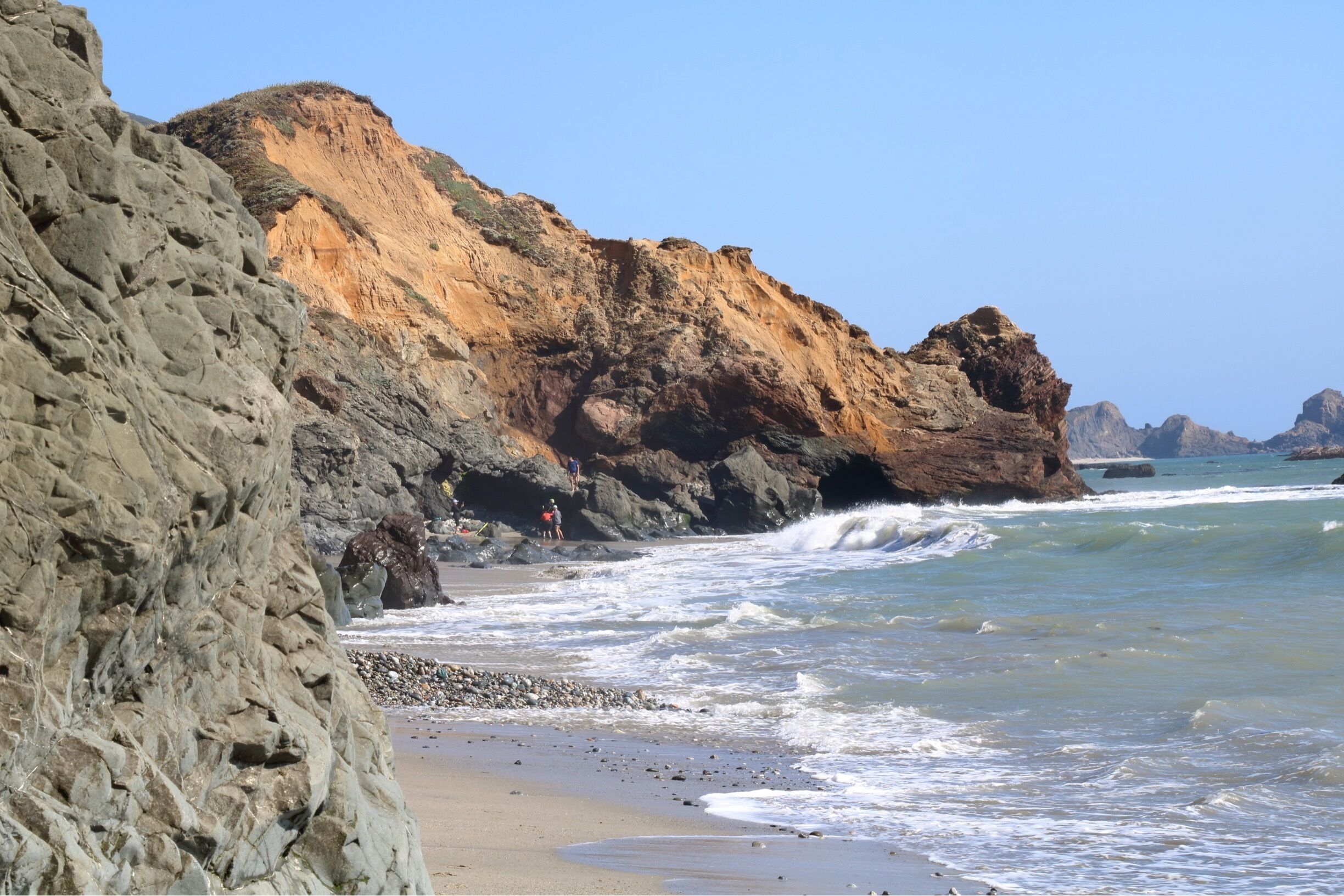 This is the part of the hike that gets a little tricky. There is a tunnel through that rocky outcrop blocking the way, but the tide has to be low! This was the second low tide of the day around 5:00 pm and we got a little wet. Have fun! 🌞🌊⛰