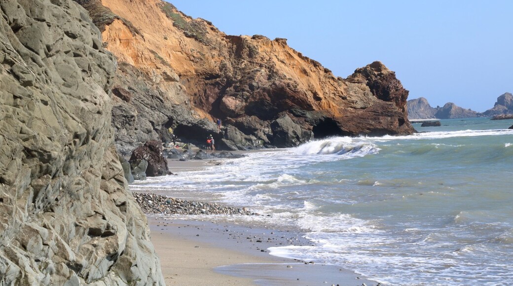 This is the part of the hike that gets a little tricky. There is a tunnel through that rocky outcrop blocking the way, but the tide has to be low! This was the second low tide of the day around 5:00 pm and we got a little wet. Have fun! đđâ°
