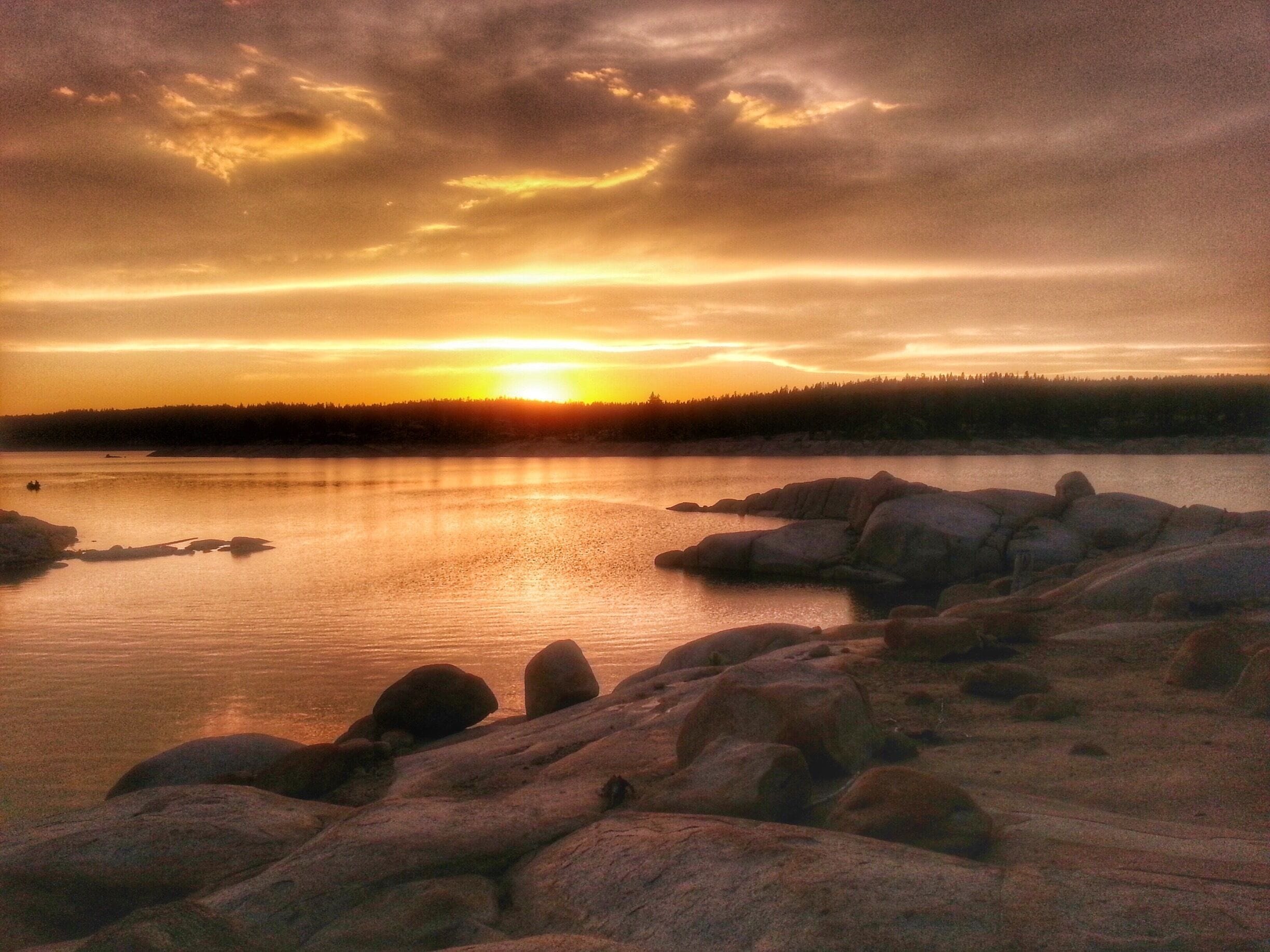 Missing those long days of summer and the sunsets that seemed to last for hours. 
#goldenhour